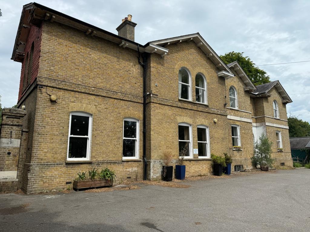 Lot: 50 - FREEHOLD SUBSTANTIAL DETACHED PROPERTY IN GROUNDS OF OVER 3 ACRES WITH POTENTIAL - Front of main building